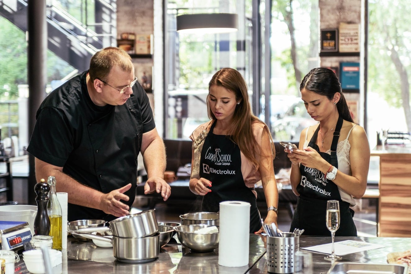 Провести дівич-вечір оригінально, весело і з користю - реально?