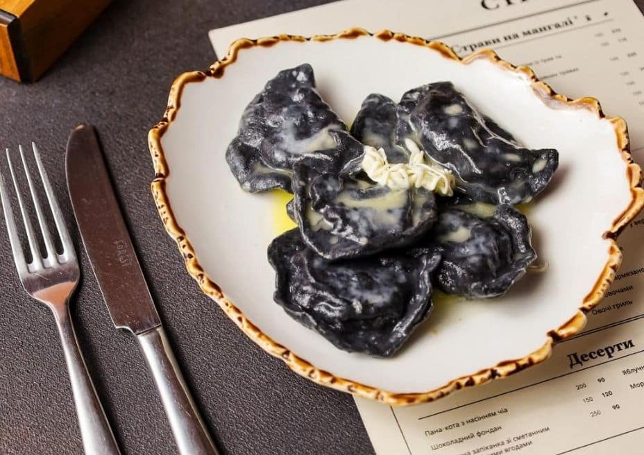 Чорні вареники з картоплею,бринзою та зеленню